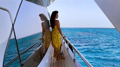 ياسمين صبري تستمتع بالبحر في أحدث ظهور