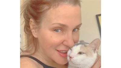 شيرين رضا تحتفل باليوم العالمي للحيوان بصورة مع 