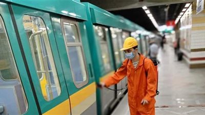 المترو يواصل أعمال التطهير والتعقيم وسط ارتفاع أعداد الركاب
