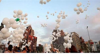 ببالونات بيضاء.. لبنانيون يحيون ذكرى مرور شهرين انفجار مرفأ بيروت