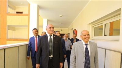 رئيس جامعة الأقصر في جولة تفقدية لكلية الألسن استعدادًا للعام الدراسي الجديد | صور