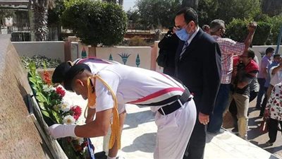 محافظ شمال سيناء يضع إكليل الزهور على قبر الجندى المجهول فى ذكرى انتصارات أكتوبر | فيديو