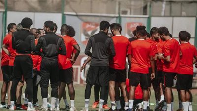 محاضرة نظرية للاعبي الأهلي قبل انطلاق المران الصباحي