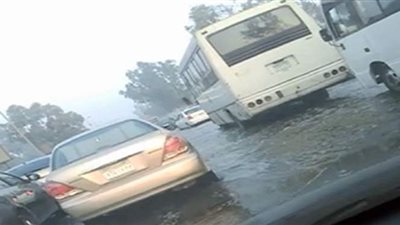 كسر بماسورة مياه بالدائري اتجاه التجمع تتسبب في شلل مروري| فيديو