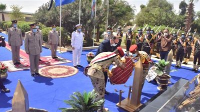 محافظ أسيوط يضع إكليل الزهور على قبر الجندي المجهول في ذكرى  انتصارات أكتوبر | صور