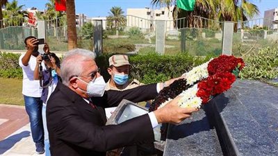 محافظ جنوب سيناء يضع إكليلا من الزهور على النصب التذكاري في الذكرى الـ ٤٧ لانتصارات أكتوبر