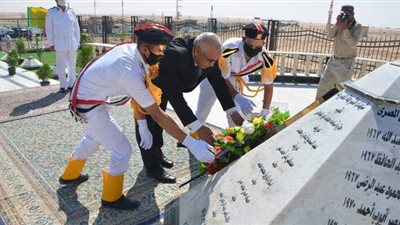 محافظ الوادي الجديد يضع أكليل الزهور على النصب التذكاري للشهداء