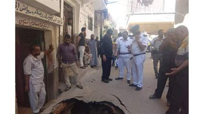 هبوط أرضي مفاجئ بشارع رئيسي في أسيوط | صور