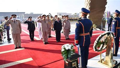 12 صورة ترصد وضع السيسي أكاليل الزهور على النصب التذكاري وقبري ناصر والسادات