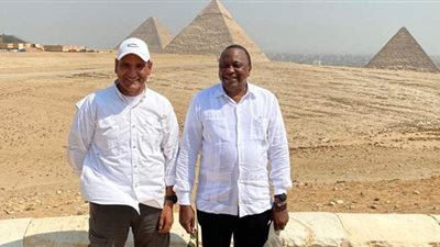 رئيس كينيا يزور الأهرامات ويشيد بالحضارة المصرية القديمة | صور
