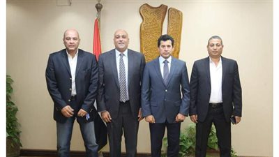 وزير الشباب والرياضة يناقش مطالب 