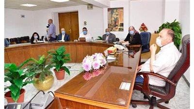 محافظ أسيوط يعقد لقاءه الأسبوعي بالمواطنين للاستماع لمطالبهم | صور