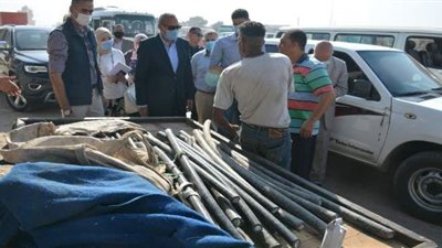 خلال جولته بمسطرد.. محافظ القليوبية يضبط شخصا أثناء سرقة كابلات كهرباء