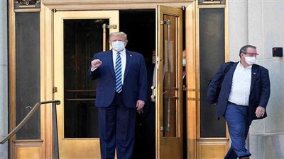 لحظة مغادرة ترامب المستشفى والتوجه للبيت الأبيض | فيديو