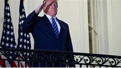 بعد وصوله للبيت الأبيض.. ترامب يعلن انتصاره على كورونا بنزع 