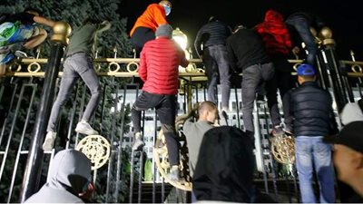 متظاهرون يستولون على مقر السلطة في قرغيزستان | فيديو وصور