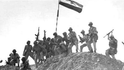 نصر أكتوبر في عيون الأدباء.. نجيب محفوظ: فاق كل الأفراح.. والحكيم: عبرنا الهزيمة