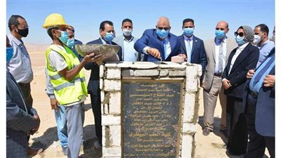 محافظ الوادى الجديد يضع حجر أساس كلية الطب البيطرى