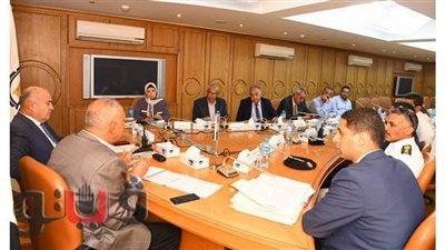 محافظ قنا يبحث آلية القضاء على ظاهرة سيارات الكسح | صور