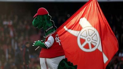 مسعود أوزيل يتدخل لإنقاذ صاحب تميمة أرسنال بعد أنباء الاستغناء عنه