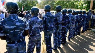 الشرطة السودانية تنفذ حملات حلاقة للشباب أصحاب الشعر الكثيف