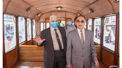 محافظ الإسكندرية يشهد تجربة إعادة تأهيل عربة ترام تاريخية