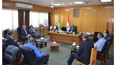 محافظ الإسماعيلية يبحث تطوير المناطق العشوائية مع مدير صندوق الدعم