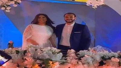 هاني مهنى يبكي في أحضان ابنته هنادي في عقد قرانها