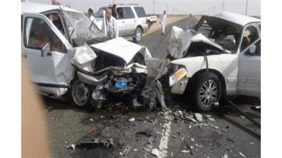 مصرع شخص وإصابة اثنين في تصادم سيارتين بطريق 
