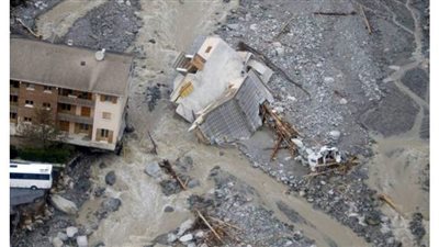 لحظة جرف الفيضانات لجثث الموتى من المقابر في فرنسا | فيديو