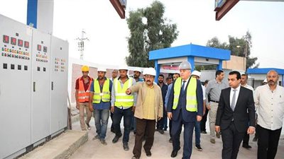 جولة تفقدية لمحافظ قنا بمشروعات مياه الشرب والصرف الصحي|صور