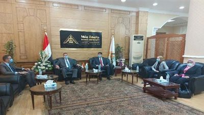 رئيس جامعة بنها يكرم مدير وحدة الوافدين السابق