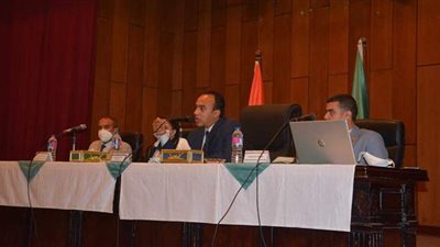 نائب محافظ المنيا يعقد اجتماعا مع مديري وموظفي الديوان العام