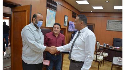 محافظ الدقهلية يعد بإطلاق اسم شهيد المطرية على المدرسة الابتدائية بالعصافرة