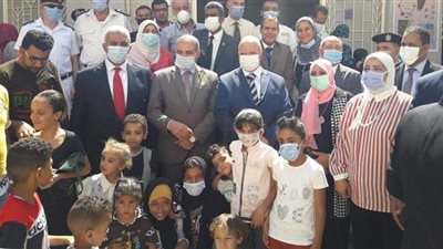 رئيس جامعة الأزهر يتفقد القافلة الطبية بالمحروسة ويهدى شنطا مدرسية للأطفال