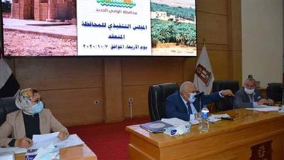 محافظ الوادى الجديد يقرر إعفاء الطلاب الأكثر احتياجا من رسوم المدرسة والزي