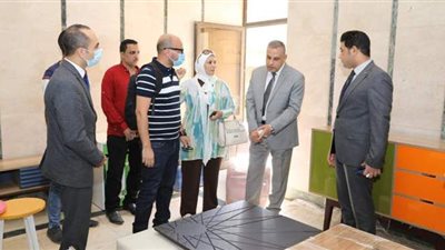 محافظ سوهاج يتفقد منتجات الأثاث والتلي والنسيج المشاركة في معرض 