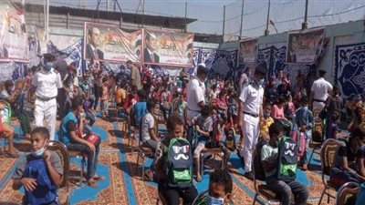 إهداء أطفال عزبة الأهالي ٢٠٠ حقيبة مدرسية ضمن 