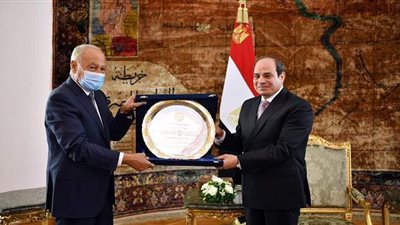 السيسي يتسلم درع العمل التنموي العربي2020. . ويهديه لكل المصريين المساهمين في العملية التنموية