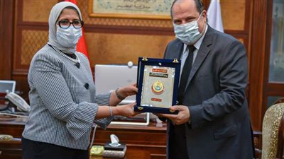 وزيرة الصحة تكرم  خالد الصاوي لمشاركته في حملة  التجارب الإكلينيكة للقاح كورونا