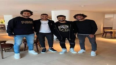 تريزيجيه ينشر صورة له مع نجوم الدوري الإنجليزي 