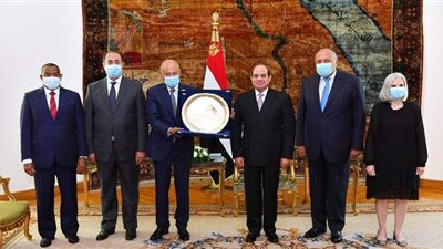 السيسي يتسلم درع العمل التنموي العربي ويتابع مشروعات وزارة السياحة والآثار | فيديو