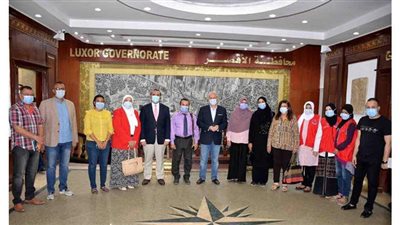 محافظ الأقصر يجري الكشف الطبي ضمن مبادرة 100 مليون صحة | صور