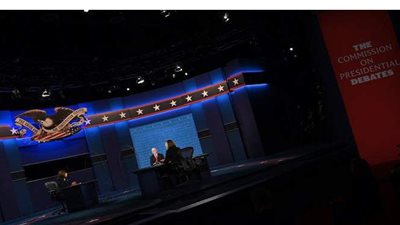 ذبابة بنس وملابس سوداء..  مشاهد  خطفت الأنظار  في مناظرة 