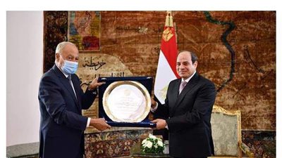متحدث الرئاسة: السيسي يهدى درع الجامعة العربية للمصريين | فيديو