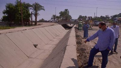 محافظ أسيوط يتفقد تبطين الترع بمركز الفتح | صور