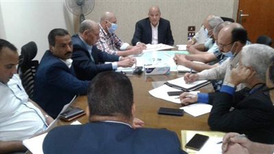 السكرتير المساعد لمحافظة سوهاج يبحث موقف قرى الظهير الصحراوي