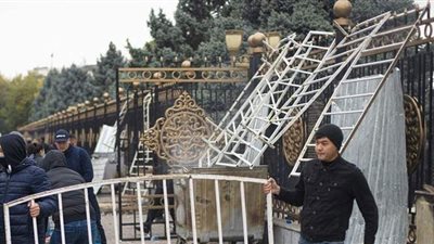 أنباء عن هروب وزير الداخلية القرغيزي