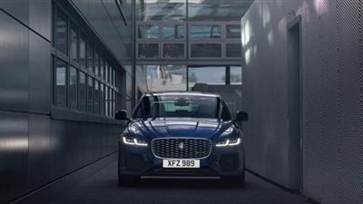 جاجوار تعرض سيارتها السيدان الصغيرة XF 2021