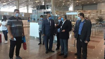 نائب وزير الطيران يتفقد إجراءات تسيير حركة الركاب بمبنى 